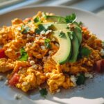 Enchilada Rührei mit Avocado & Koriander: Schnell & Lecker!