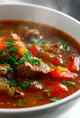 Herzhafte Low Carb Rinder-Gulaschsuppe: Einfach und kartoffelfrei!