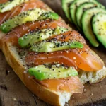 Lachs Avocado Laugenstange mit Topping