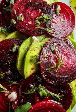Rote Bete Carpaccio auf Avocadocreme
