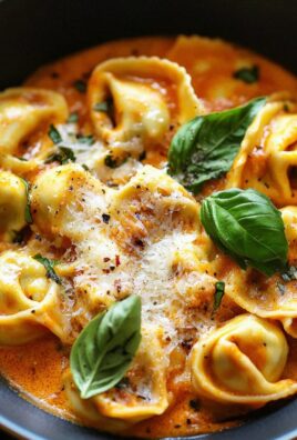 Tortellini mit Tomaten-Sahnesoße, Käse und Basilikum